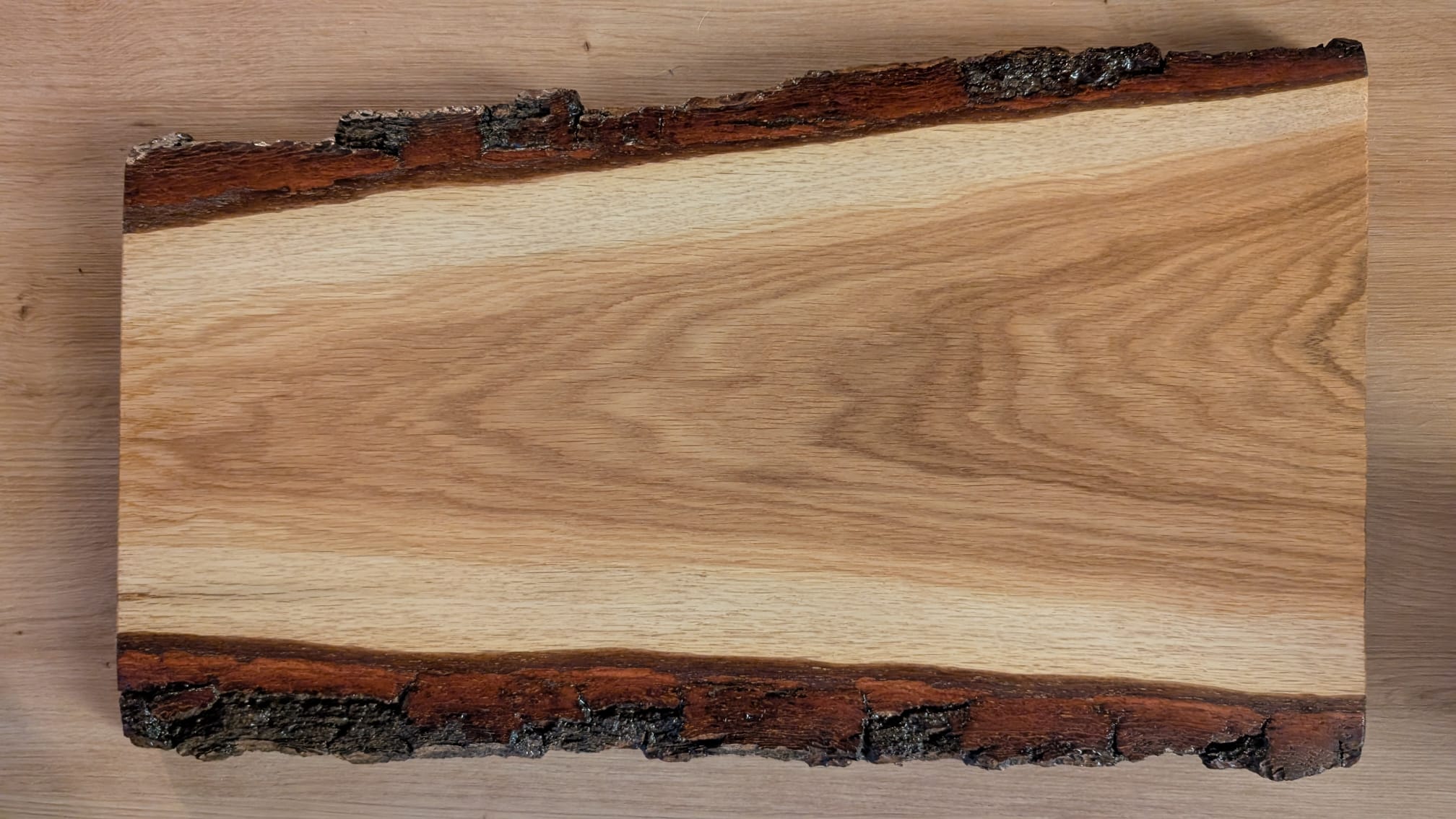 Tagliere rettangolare senza manico con bordi in corteccia naturale